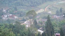 Stonewall Village: Yunnan Qujing Huize Lluna municipi sota la jurisdicció del poble